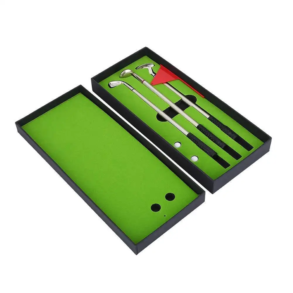 डीलक्स गोल्फ प्रेमी का उपहार सेट: डेस्कटॉप मिनी गोल्फ ग्रीन और परिष्कृत धातु गोल्फ क्लब बॉलपॉइंट
