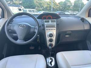 Toyota Yaris 1.6E Comfort Auto 2009, práctico hatchback compacto, confiable y eficiente en combustible, perfecto para la ciudad. - Product Image 6