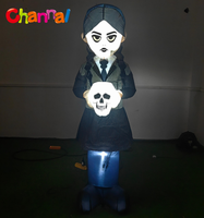 Statue gonflable de fille effrayante de dessin animé d'Halloween tenant une tête de mort avec lumière LED pour décoration extérieure de jardin d'Halloween
