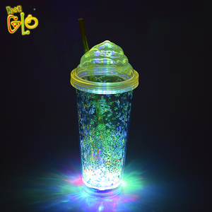 Gobelets lumineux LED <span class=keywords><strong>en</strong></span> plastique à double paroi avec couvercle pour crème glacée, alimentés par piles, pour fêtes, rentrée scolaire, nouveaux marchés nocturnes et événements musicaux - Product Image 1