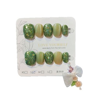 Vente en gros de faux <span class=keywords><strong>ongles</strong></span> courts carrés vert olive effet œil de chat, avec paillettes irisées, étiquette privée OEM - Product Image 5