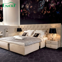 Juego de Muebles de Dormitorio Principal para Villa de Lujo, Diseño Italiano, Cama King Tapizada en Terciopelo con Mesitas de Noche Integradas