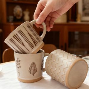 แก้วกาแฟเซรามิกสโตนแวร์เพ้นท์ลายด้วยมือจากผู้ผลิตจีนรายใหม่ สไตล์เรโทร วินเทจ ผิวด้าน ปรับแต่งได้สำหรับธุรกิจ - Product Image 5