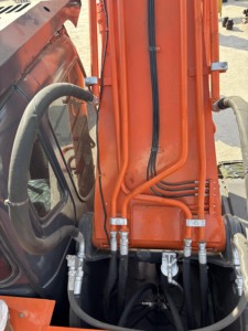 Excavadora sobre orugas Hitachi ZX200 usada de alto rendimiento a la venta en Shanghai con componentes de motor central y motor de engranajes - Product Image 2