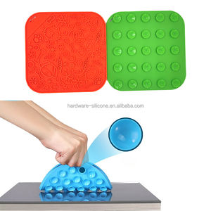 Tapis à lécher en silicone imperméable et sans BPA, portable, écologique, élégant, imprimé animaux, carré de 20 cm, pour une alimentation lente des chiens - Product Image 5