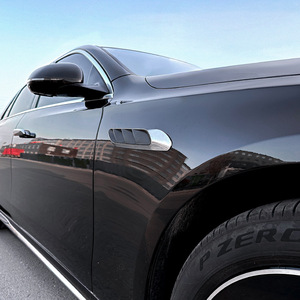 สติกเกอร์ตกแต่งช่องระบายอากาศบังโคลนรถยนต์เมอร์เซเดส-เบนซ์ E-Class สีดำเปียโน คาร์บอนไฟเบอร์ ชุบเงิน แบบติดกาว ปี 2024+ - Product Image 1