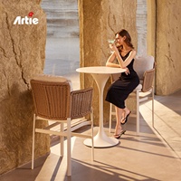 Meubles de jardin de luxe Artie pour l'extérieur, ensemble de meubles modernes pour bar d'hôtel, table haute et tabourets de bar