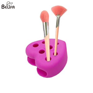 Alfombrilla de silicona con forma de corazón para limpieza de <span class=keywords><strong>brochas</strong></span> cosméticas, almohadilla limpiadora con soporte para secado de <span class=keywords><strong>brochas</strong></span> de maquillaje - Product Image 1
