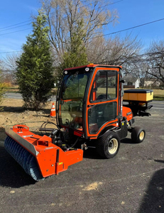 Déneigeuse Kubota F2690 de qualité professionnelle avec balai à neige et épandeur de sel, 50 heures d'utilisation légère - Product Image 5