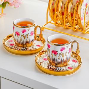 Ensemble tasse et soucoupe à café en céramique réutilisable, style minimaliste vintage, motif floral, avec bord et poignée dorés - Product Image 4