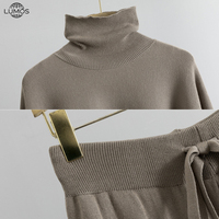 Ensemble deux pièces Lumos pour femme : pantalon large à col montant et pull tricoté style cape, idéal pour l'été