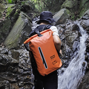 Sac <span class=keywords><strong>à</strong></span> dos portable 30L pliable en PVC étanche de 0.5mm d'épaisseur 0.8kg avec logo personnalisé pour les activités d'escalade en plein air - Product Image 2