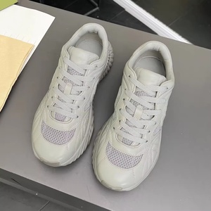 Chaussures de sport décontractées de haute qualité pour hommes et femmes, conçues par des designers, avec des propriétés antidérapantes et respirantes. - Product Image 2