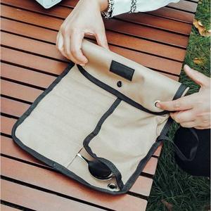 กระเป๋าเก็บอุปกรณ์ตั้งแคมป์แบบพกพา สีกากี ทรงสี่เหลี่ยม สำหรับจัดเก็บชุดช้อนส้อม จัดระเบียบอุปกรณ์รับประทานอาหารสำหรับเดินทางและกิจกรรมกลางแจ้ง พร้อมหูแขวน - Product Image 1