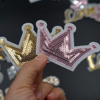 Chine Fabricant Personnalisé Broderie Couronne Sequin Patch Fer sur Sequin Badge pour Veste Chapeaux