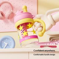 Bouteille d'eau PC tendance d'été, design de dessin animé inspiré de la dopamine, avec poignée portable et paille ; Résistante aux hautes températures pour thé et eau