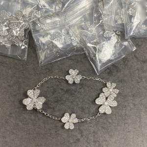 Bracciale da Donna in Ferro Placcato Oro V, Mimi Gold Clover con Diamanti, Forma a Fiore a Cinque Petali, Lavorazione Artigianale, Lussuoso e Brillante - Product Image 4