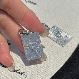 Pendentif en argent pur S925 à six branches avec un design de cœur carré, style antique à la mode, simple et cool, motif de niche - Product Image 1