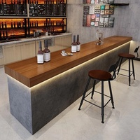Comptoir d'accueil d'angle moderne en bois massif pour cafés et restaurants – Mobilier de restaurant pour caissier, service de thé au lait et de gâteaux