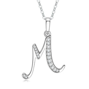 Ciondolo a forma di lettera M in argento 925 con cristalli e strass incastonati, gioiello classico unisex per l'uso quotidiano. - Product Image 1