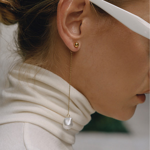 ต่างหูมุกบาโรกแบบห้อย ประดับโซ่ทอง ตุ้มหูพู่ห้อย ใส่ได้ทุกวัน - Product Image 3