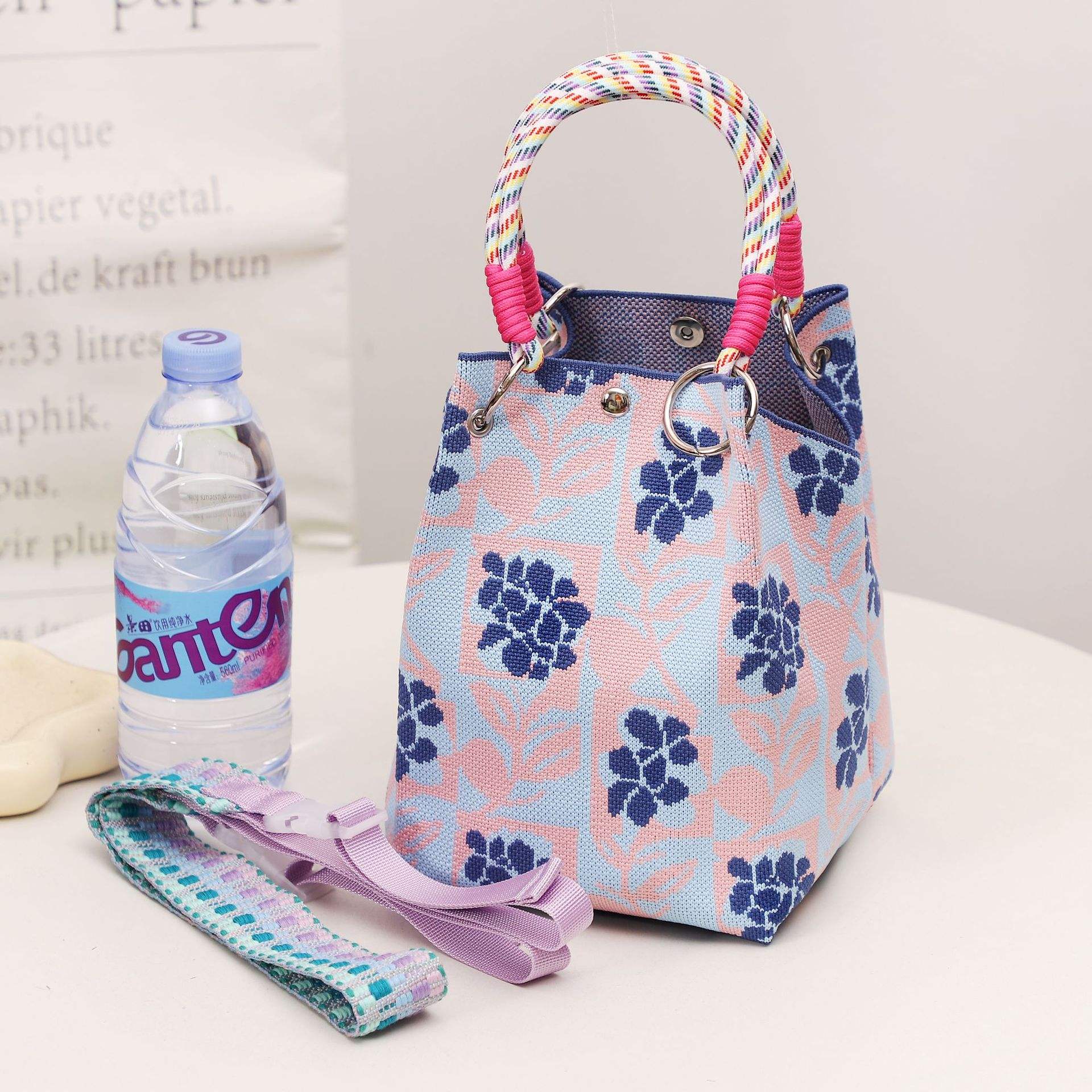 กระเป๋าหูหิ้วฐานสีม่วงลายดอกไม้สีฟ้า