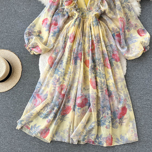 Au début du printemps nouvelle robe imprimée de fleurs avec des plis profonds à manches lanterne en V jupe mi-longue coupe-vent en coton anti-rides - Product Image 4