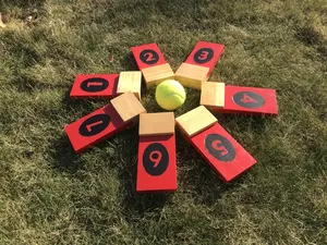 لعبة رمي كرات الهدف على شكل حامل خشبي في الهواء الطلق في الحديقة للأطفال - لعب داخلي أو خارجي للبالغين والعائلة