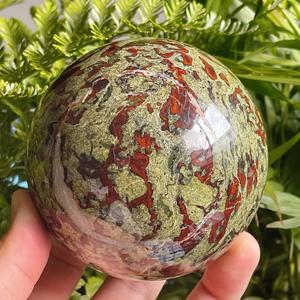Vente en gros de boule de cristal en pierre de sang de <span class=keywords><strong>dragon</strong></span> naturel poli Ornements de bureau pour la maison Guérison Artisanat Graduation de Noël - Product Image 1