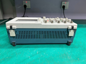 Oscilloscope numérique couleur Tektronix TDS 2014B 100 MHz 4 canaux 1 GS/s d'occasion (1 pièce) - Product Image 4