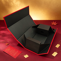 Boîte cadeau pour vin de luxe pliable personnalisée, rouge et or, avec estampage à chaud, fermeture magnétique et poignée en ruban