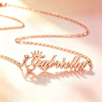 Collier personnalisé avec pendentif lettre pour enfant, motif floral classique, en acier inoxydable plaqué or 18 carats, chaîne à maillons, idéal pour les fêtes