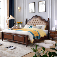 Lit de luxe en chêne pour hôtel et chambre à coucher: colonnes romaines rétro exquises, design en cuir à boutons rivetés