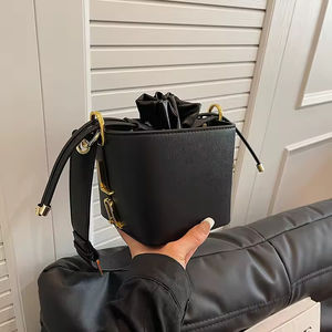 Bolso bandolera informal de diseñador para mujer, bolso vintage, decoración de cadena, bolso de hombro de nicho - Product Image 1