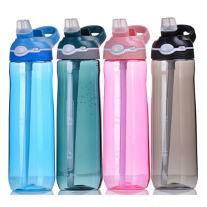 Nouveau design 26oz bouteilles d'eau froide en plastique Tritan sans BPA enfants bouteille à couvercle rabattable avec paille - Product Image 1