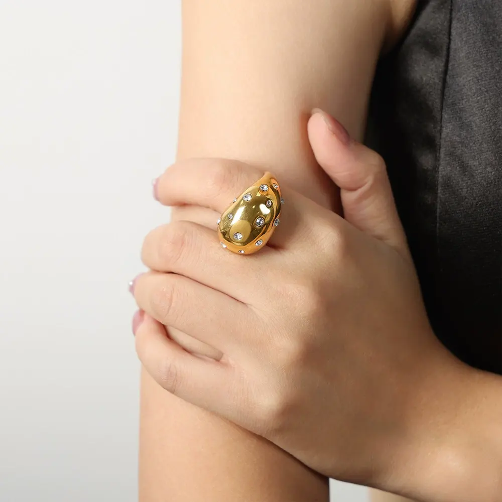 Anillo de oro y diamantes blancos