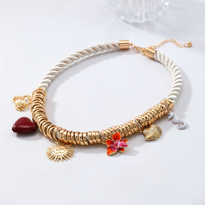 <span class=keywords><strong>Collier</strong></span> Multicouche de Mode Plage en Métal Doré Fait Main avec Pendentifs Crabe, Fleur, Coquillage et Hippocampe - Product Image 5