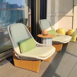 Chaise d'extérieur moderne en corde tressée pour hôtel, avec pieds coniques et assise rembourrée pour balcon, cour, resort, patio - Product Image 1