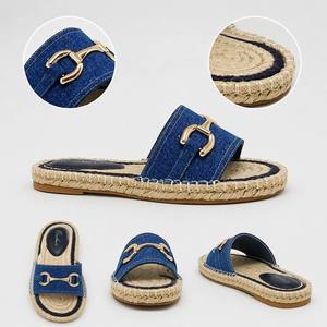 Sandales plates en denim pour femmes avec logo personnalisé OEM, détail mors de cheval doré, plateforme tressée en jute, sandales d'été pour la plage - Product Image 2
