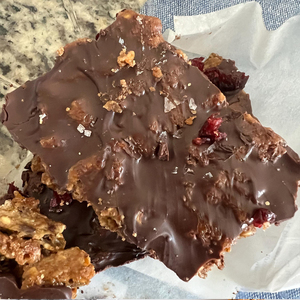 En gros, Snack croustillant Halal Gourmet au chocolat noir caramel, à la canneberge et au toffee, en forme de croûte, Marque privée, OEM, Vrac - Product Image 4