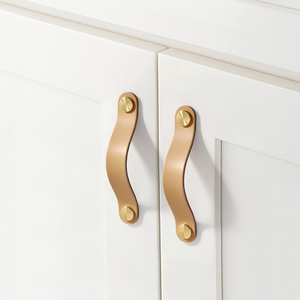 Poignée de porte de placard en cuir Rad, forme barre en cuivre et laiton - Product Image 3