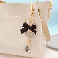 Porte-clés de voiture en forme de cœur incrusté de diamants, pendentif de sac en alliage de perles métalliques, anneau porte-clés, pendentif nœud papillon et article cadeau