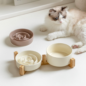 Gamelle en céramique pour animaux de compagnie à double support en bambou, finition émail bicolore effet goutte de pluie, gamelle surélevée anti-étouffement pour chat, deux tailles disponibles - Product Image 1