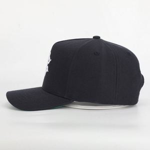 Gorra de Béisbol para Hombre, Marca Meidiney, Fabricada por BSCI, 5 Paneles, Logotipo Bordado en 3D, Acrílico Negro, Visera Curva, Forro Verde - Product Image 3