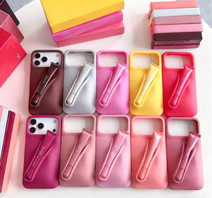 Custodia <span class=keywords><strong>per</strong></span> <span class=keywords><strong>iPhone</strong></span> <span class=keywords><strong>11</strong></span> 12 13 14 15 16 17 Pro Max in silicone con lucidalabbra effetto rossetto Hayley compatibile con il trucco, con logo e scatola - Product Image 1
