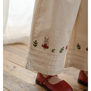 <span class=keywords><strong>Pantaloni</strong></span> <span class=keywords><strong>Larghi</strong></span> a Tre Quarti in Cotone Ricamato Tinta Unita per <span class=keywords><strong>Bambina</strong></span>, Nuova Collezione Primavera 2026, Carini, Comodi, Casual, per Esterni, di Tendenza - Product Image 4