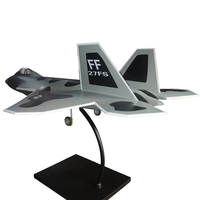 Modèle d'avion de chasse et de transport F22 à l'échelle 1:1 simulant un grand bombardier militaire en métal