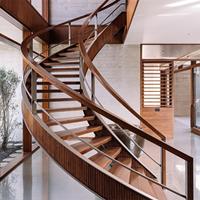 Escalier flottant incurvé de conception moderne et luxueuse avec garde-corps en verre sans cadre, marches en bois massif et construction en acier