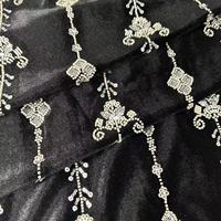 Tissu en velours noir avec bordure brodée de médaillons perlés argentés et garniture en dentelle à sequins pour robe de soirée, vente en gros sur mesure