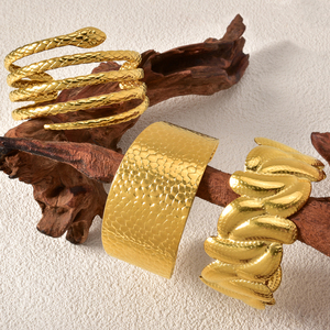 ผู้ชื่นชอบแฟชั่นระดับโลก กำไลข้อมือสแตนเลสชุบทอง 18K ผสมผสานความหรูหราและสไตล์อย่างลงตัว - Product Image 2